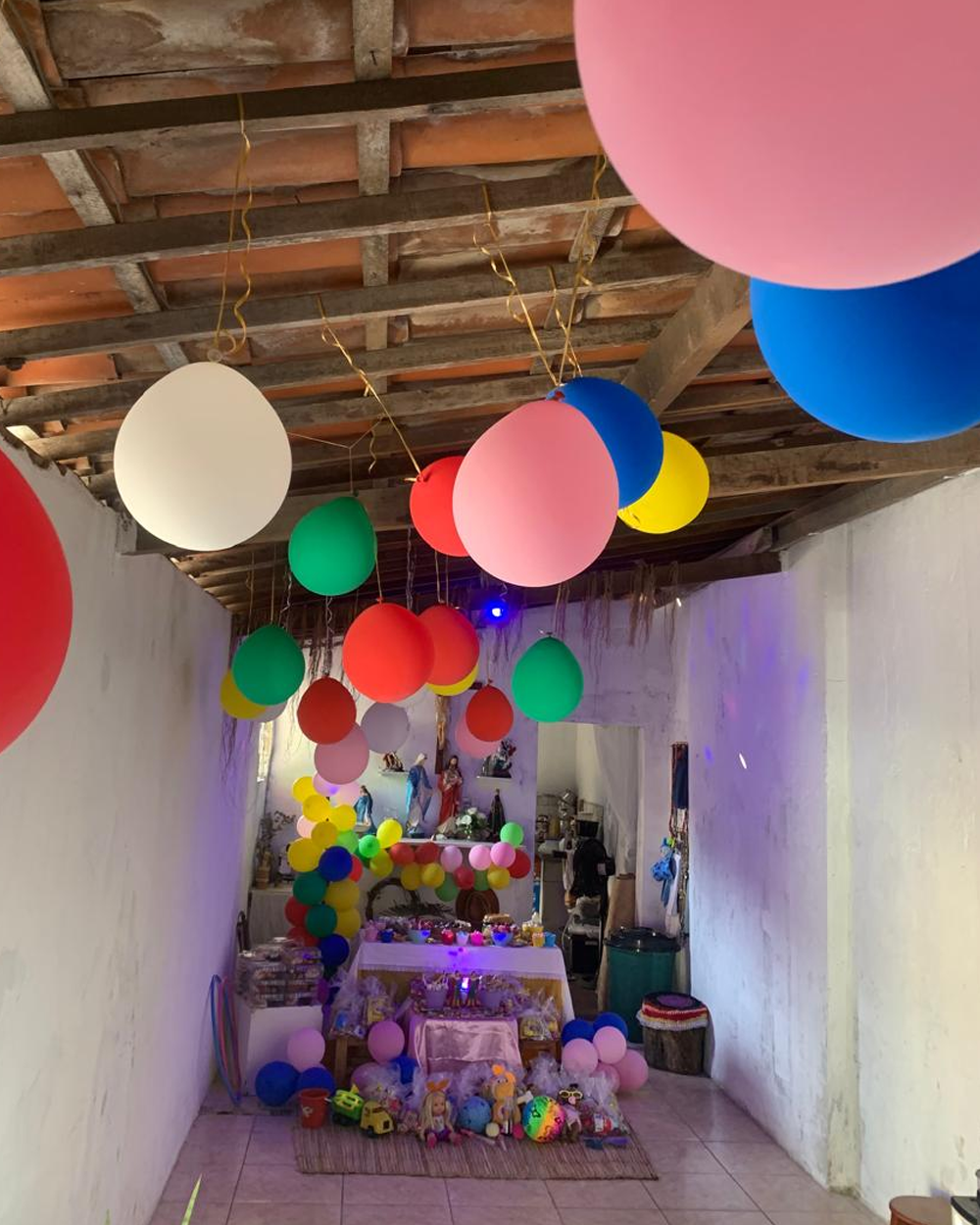 Salão do terreirinho decorado com balões para a festa