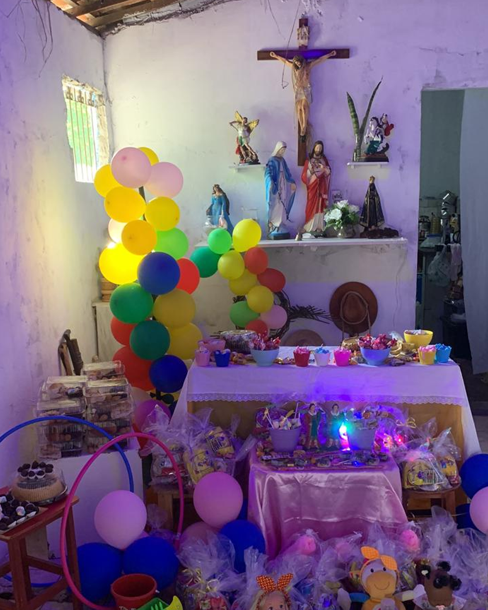 Arco de balões e mesa com lembrancinhas