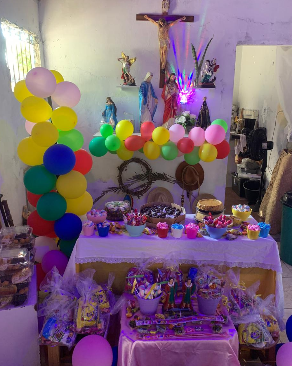 Doces, brinquedos e sacolinhas preparados para a criançada